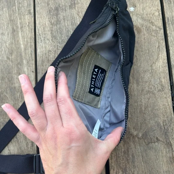 Athleta Kinetic Sling Bag Cross Body Small Purse Waist Belt Fanny Pack in Black - Picture 7 of 10